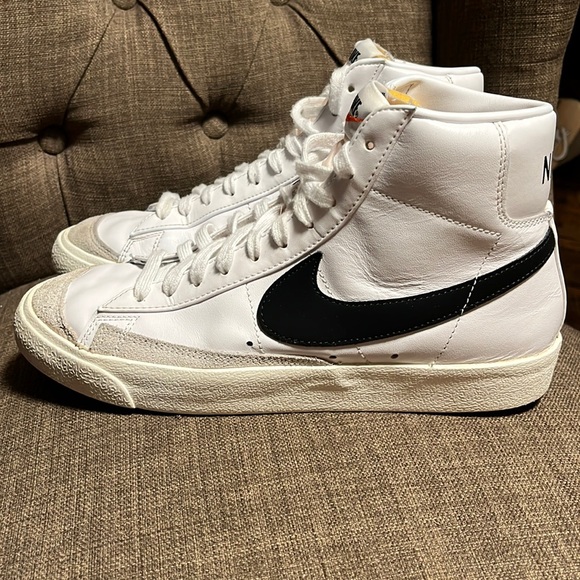 Nike Shoes - Women's Nike Blazer Mid '77 size 9.5